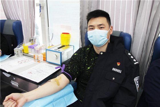 人民警察一心為民，捋袖捐血鐵血柔情——安康市公安局積極開展冬季獻血活動