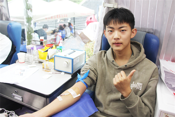 青春熱血匯聚點滴愛心 無私奉獻(xiàn)相約美麗校園