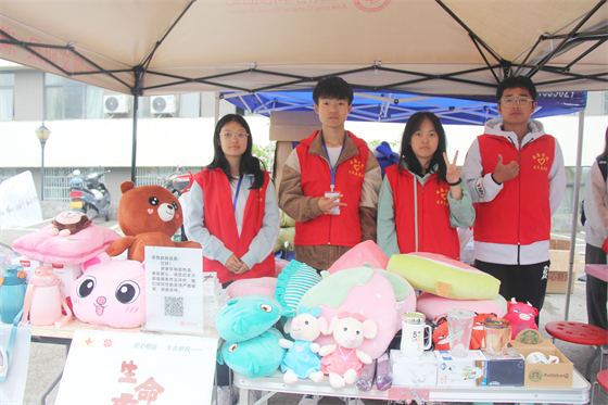 青春熱血匯聚點滴愛心 無私奉獻(xiàn)相約美麗校園