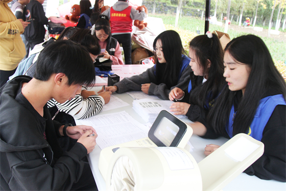 青春熱血匯聚點滴愛心 無私奉獻(xiàn)相約美麗校園