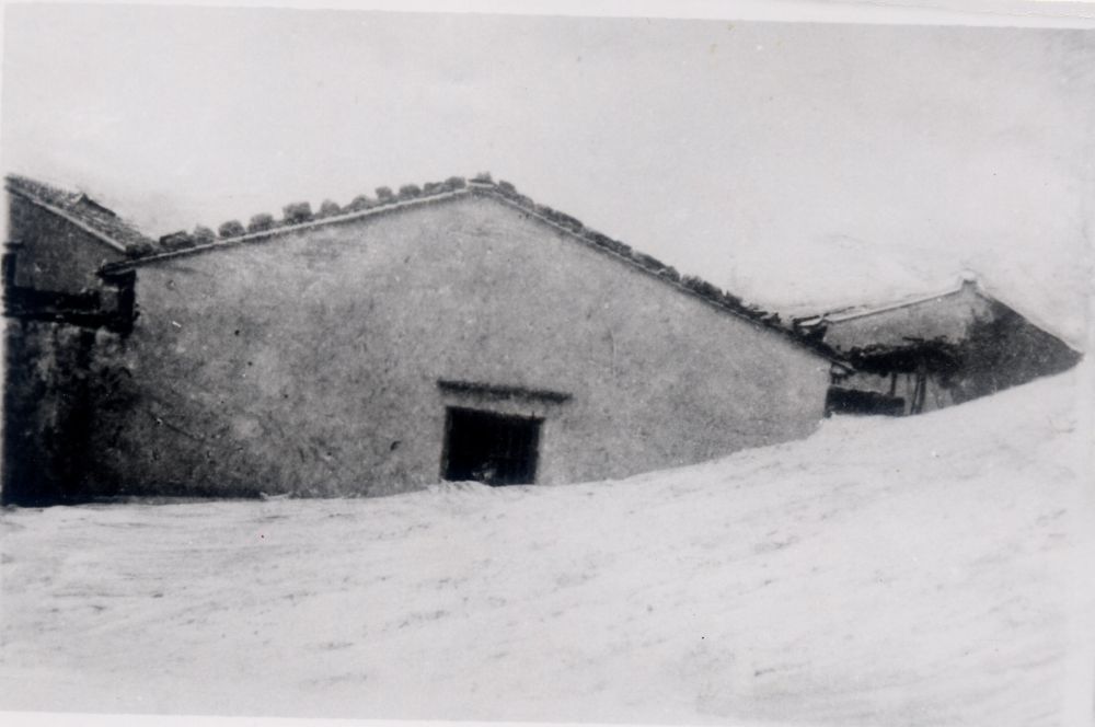昔日的東山島風(fēng)沙掩埋部分村民村舍（資料照片）。