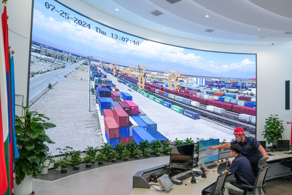 △ 在中哈（連云港）物流合作基地，工作人員通過“中哈物流場站”信息化跟蹤系統(tǒng)查看集裝箱運輸情況（2024年7月25日攝）。